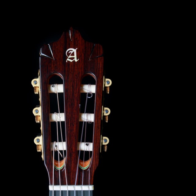How to tune a classical guitar
