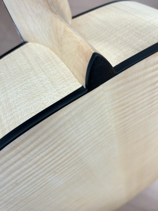 Personaliza tu exclusiva guitarra acústica Alhambra: Una oportunidad única en 2024