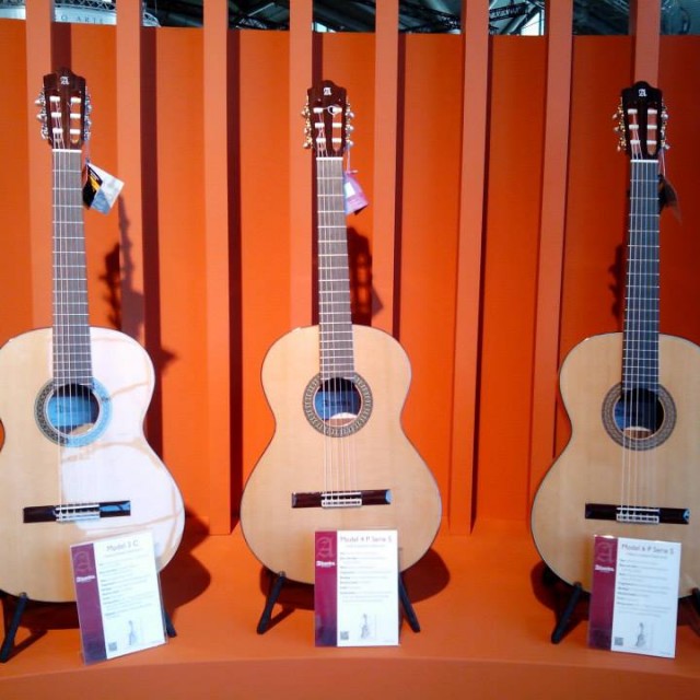 Advice for buying a guitar as a gift