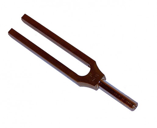 How to tune a classical Spanish guitar with a tuning fork