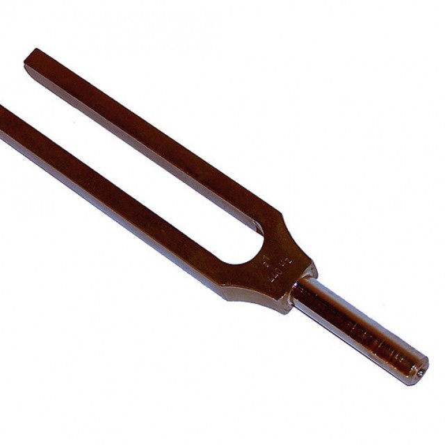 How to tune a classical Spanish guitar with a tuning fork