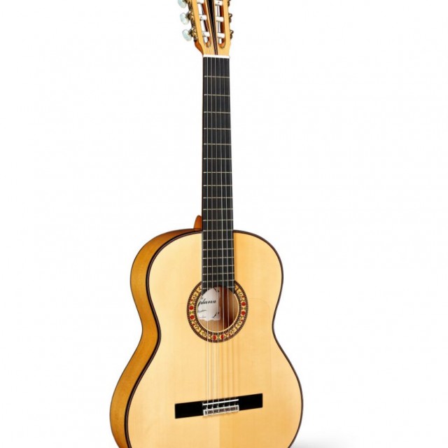 Key characteristics of a Spanish Flamenco Guitar