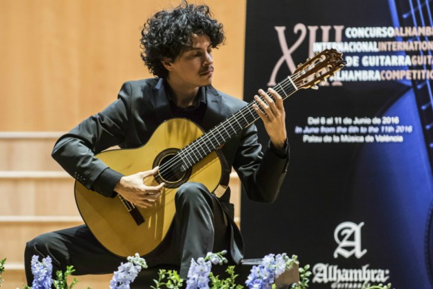 Alí Arango gana el Certamen Segovia 2017 con una guitarra Alhambra.