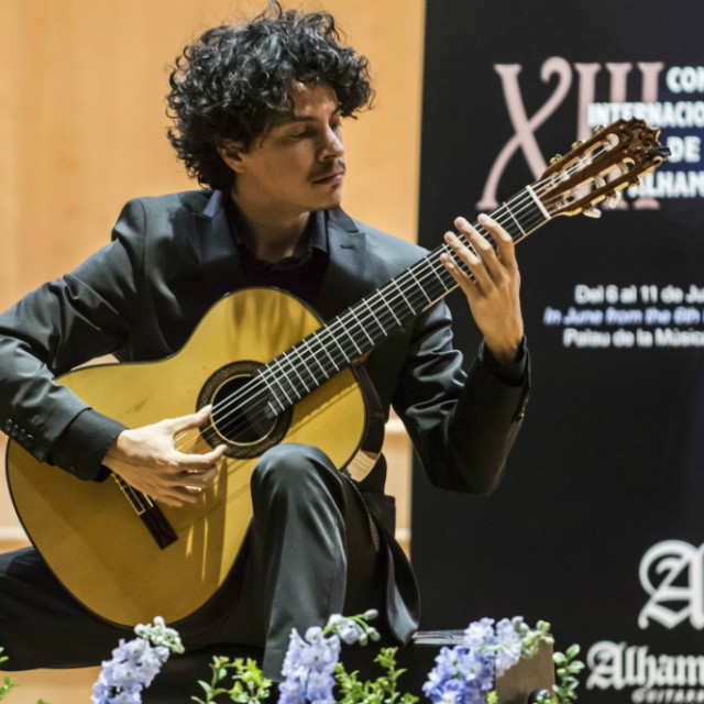 Alí Arango gana el Certamen Segovia 2017 con una guitarra Alhambra.