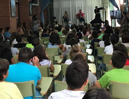 Learning guitar from the classroom to develope intelligence