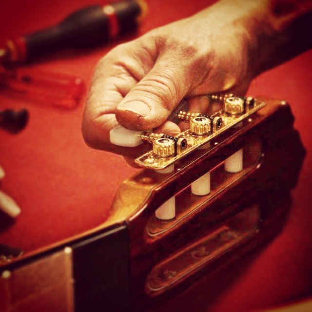 Cómo afinar una guitarra clásica