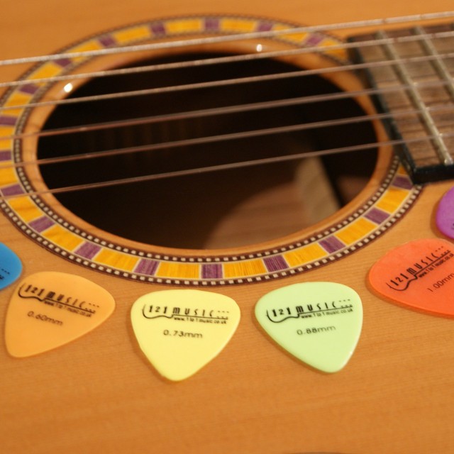 La guitarra cl&aacute;sica y las p&uacute;as