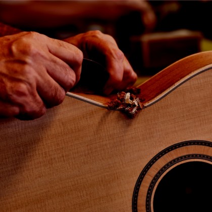 La labor del buen luthier para hacer guitarras de primera