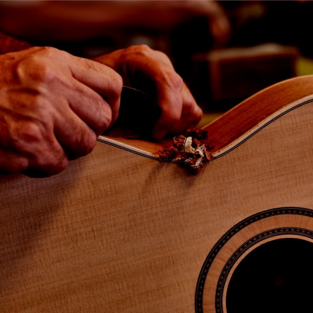 La labor del buen luthier para hacer guitarras de primera