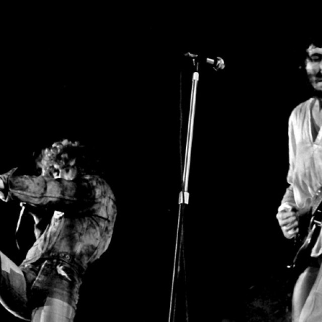 La vor&aacute;gine del rock: tocar la guitarra para luego destrozarla contra el escenario