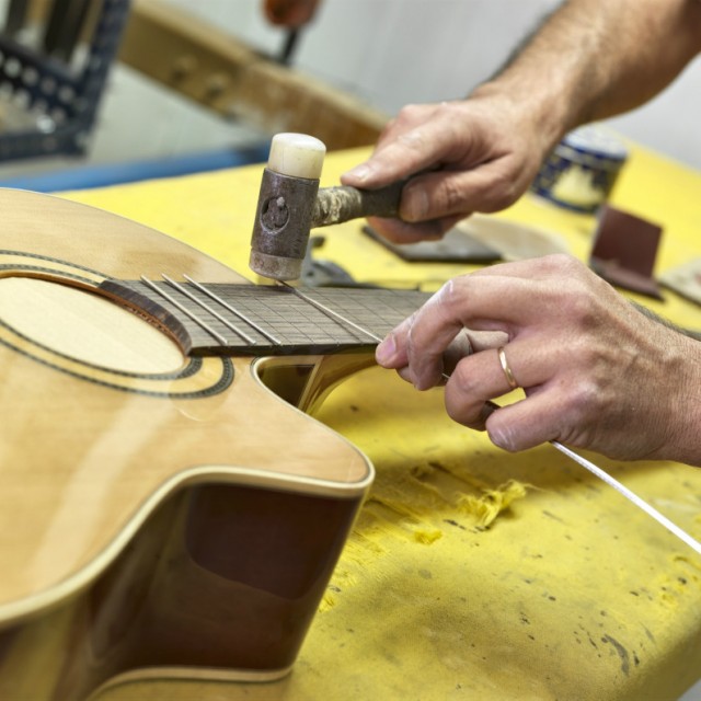 Partes de la guitarra, los trastes