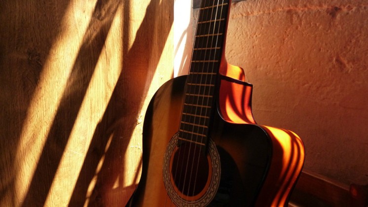 Tocar la guitarra con madera ecol&oacute;gica