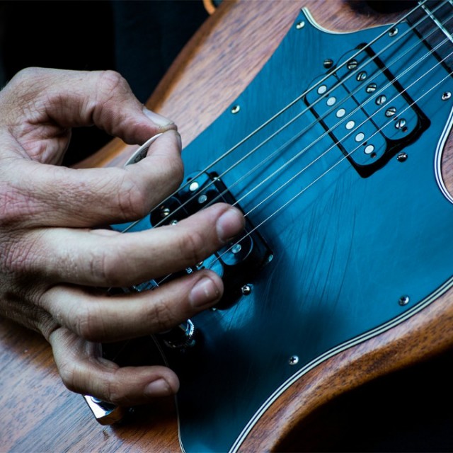 Tocar la guitarra el&eacute;ctrica: historia y curiosidades