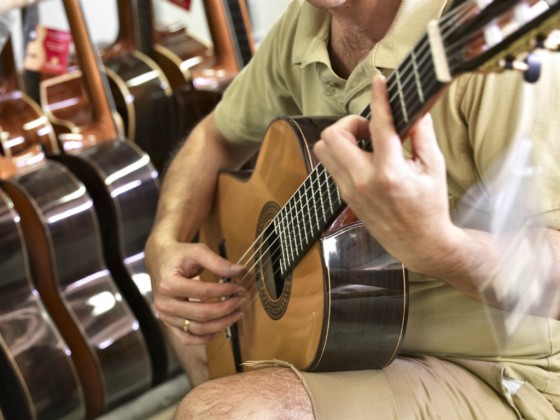 Tocar la guitarra: una poderosa arma para seducir
